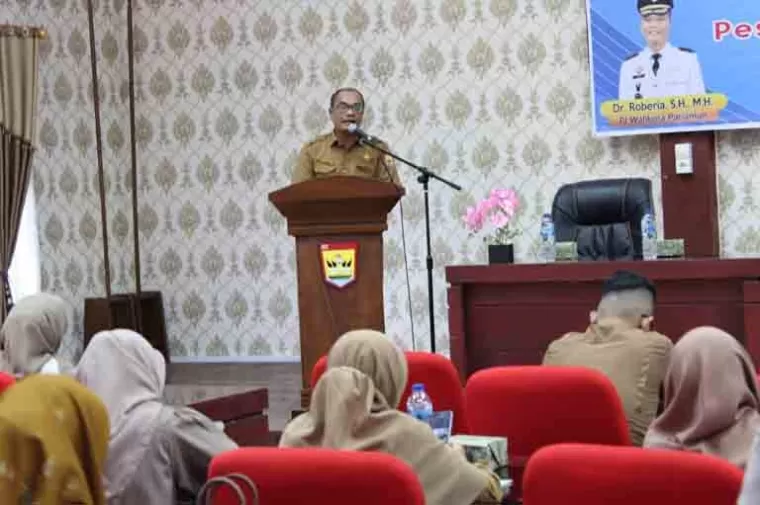 Sekretaris Dinsos Kota Pariaman, Muharman saat membuka bimtek SIKS NG di Pariaman, Senin (16/12/2024). IST