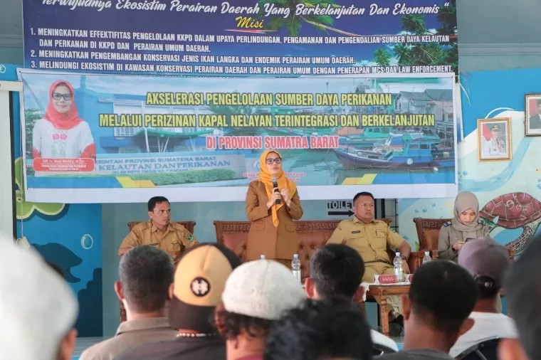 Kepala Dinas Kelautan dan Perikanan Sumbar Dr Ir Reti Wafda MTp saat memberikan sambutan. IST