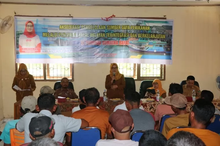 Kepala Dinas Kelautan dan Perikanan Sumbar Dr Ir Reti Wafda didampingi Sekretaris Resi Suriati SPi MSi saat Sosialisasi Perizinan Kapal Perikanan. IST
