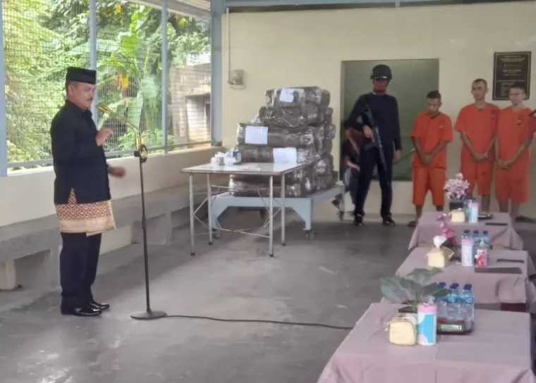 Ketua LKAAM Sumbar, Fauzi Bahar berikan sambut sebelum pemusnahan ratusan kg ganja oleh Polda Sumbar di Padang, Jumat (13/12/2024). (dok : arunala.com)