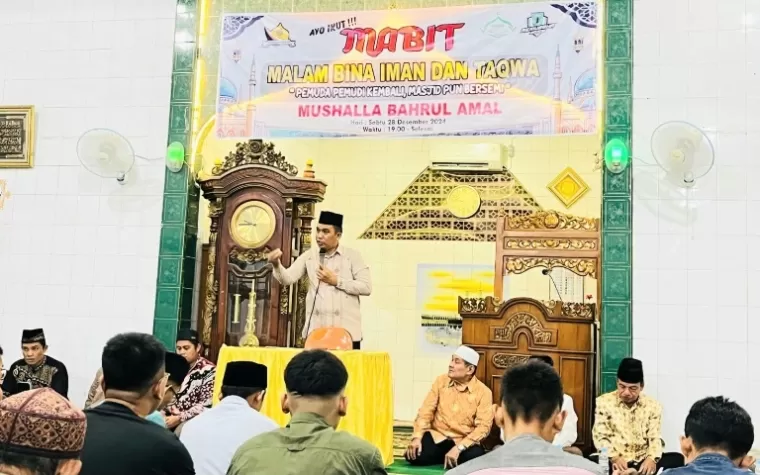 Camat Lubeg, Nofiandi Amir saat berikan motivasi para remaja Musala Bahrul Amal komplek perumahan Cendana (Jala Utama) Kelurahan Koto Baru, Sabtu malam (28/12/2024). IST