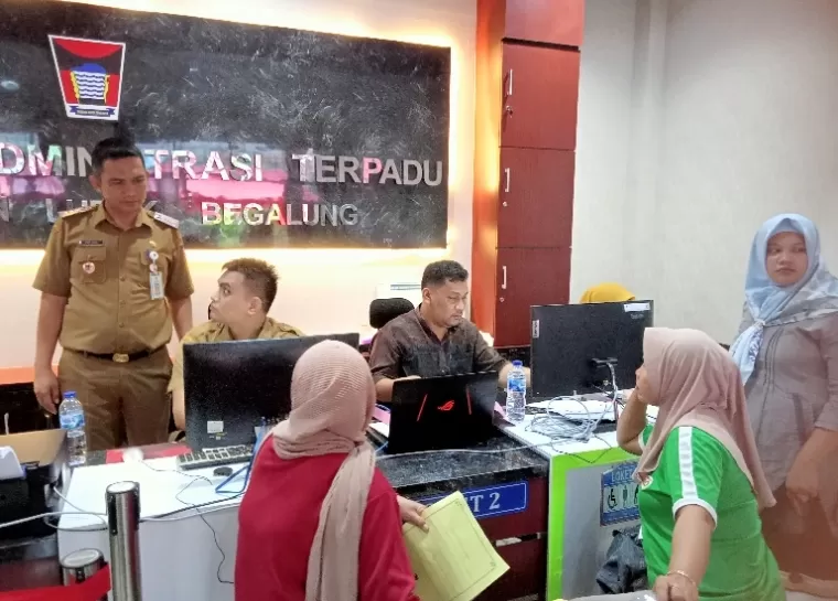Camat Lubeg, Nofiandi Amir saksikan masyarakat yang urus Adminduk mereka di kantor Camat Lubeg, Senin siang (23/12/2024). (dok : arunala.com)