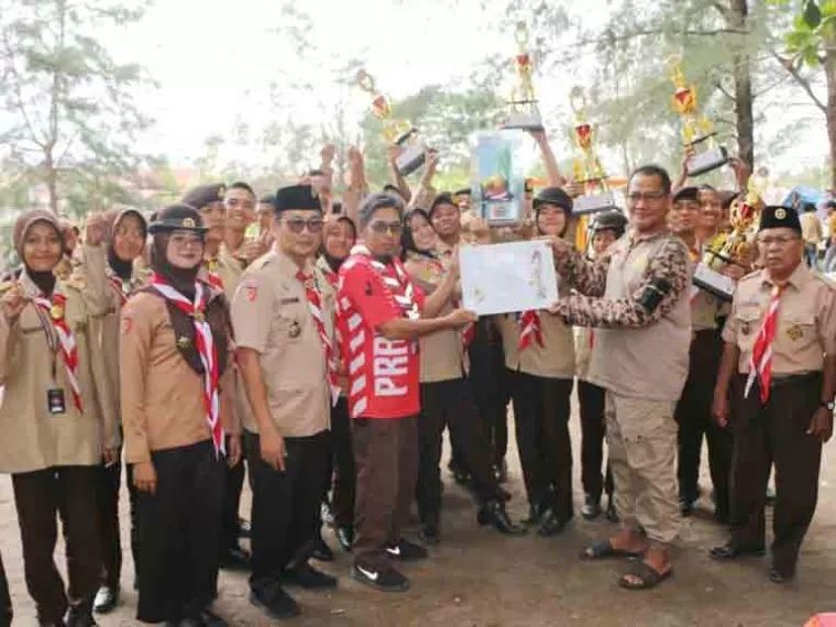 SMKN 3 Pariaman menerima tropi dan hadiah sebagai juara umum pada GPP IV Kwarcab 16 Pramuka Kota Pariaman, Kamis siang (19/12/2024). IST
