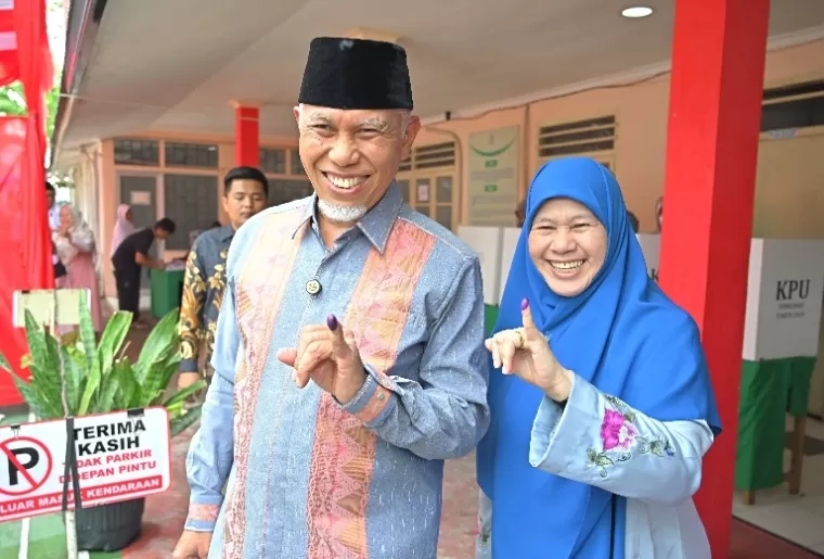 Gubernur Sumbar Mahyeldi bersama istri setelah berikan hak pilihnya di TPS 005 Kompleks Kampus STISIP Imam Bonjol Jati Baru, Kota Padang, Rabu pagi (27/11/2024). IST