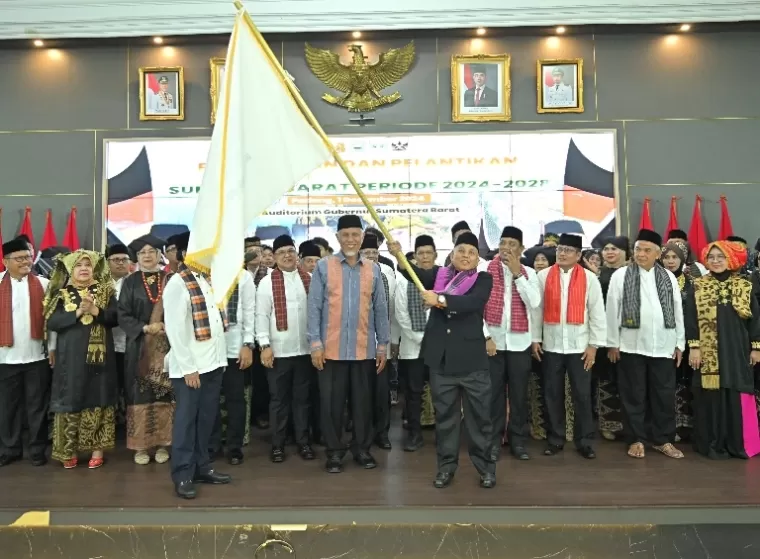 Gubernur Mahyeldi saat mengukuhkan kepengurusan S3 di Padang, Minggu (1/12/2024). IST