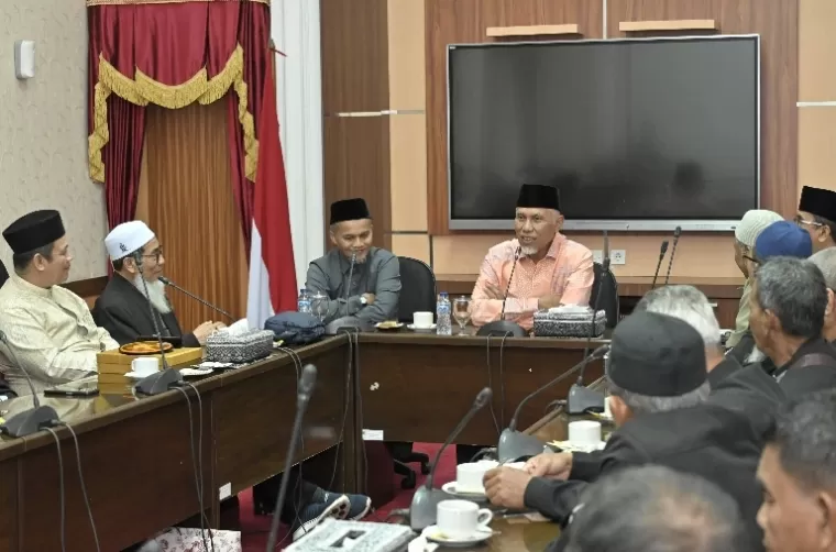 Gubernur Sumbar Mahyeldi saat menyambut kedatangan dari Provinsi Satun Thailand di Istana Gubernuran, Jumat (6/12/2024). IST