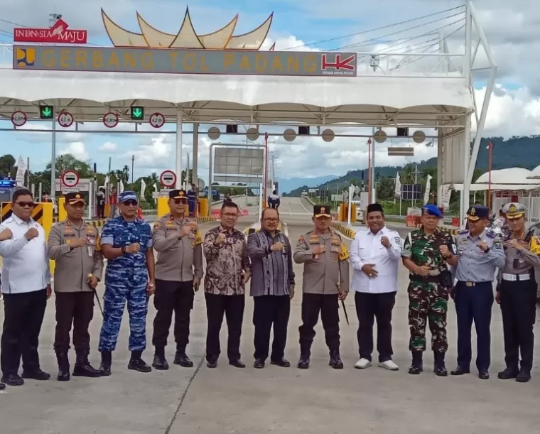 Kapolda Sumbar Irjen Pol Suharyono bersama Bupati Padangpariaman Suhatri Bur dan rombongan tinjau Tol jelang Nataru, Jumat (20/12/2024). IST