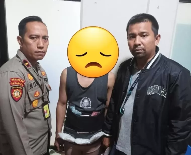 Tersangka (tengah) dengan barang bukti narkoba yang berhasil ditangkap petugas keamanan BIM, Sabtu pagi (29/12/2024). IST