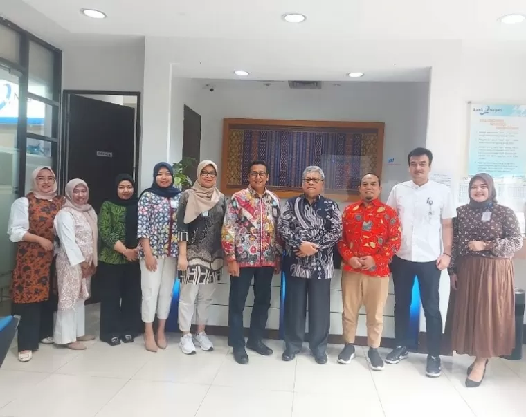 Ketua DPRD Sumbar Muhidi saat meninjau Bank Nagari cabang Matraman Jakarta, Jumat (20/12/2024) kemarin. IST