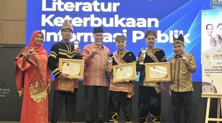 Guberner Mahyeldi bersama komisioner KI Sumbar dan perwakilan nagari yang meraih penghargaan Anugerah Apresiasi Keterbukaan Informasi Desa 2024 di Jakarta, Jumat (29/11-2024). IST