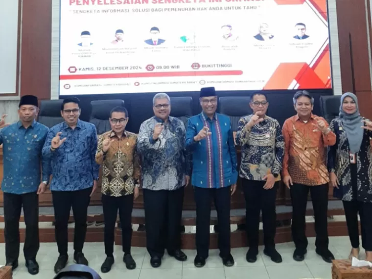 Ketua DPRD Sumbar, MUhidi dan Ketua KI Sumbar, Musfi Yendra saat membuka bimtek Penyelesaian Sengketa Informasi di Aula Balaikota Bukittinggi, Kamis, (12/12/2024). IST