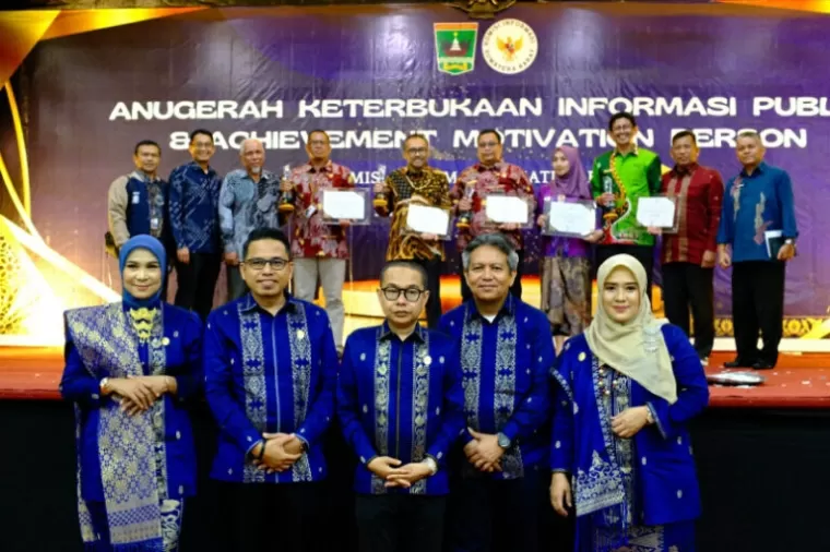 Para komisioner KI Sumbar bersama badan publik peraih predikat informatif, Bukittinggi, Rabu malam (18/12/2024). IST