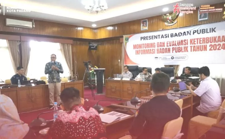 Ketua KPU Padang Dorri Putra saat presentasi uji publik monev KI Sumbar di Istana Bung Hatta, Bukittinggi. IST