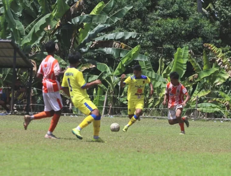 Tim Persikopa Pariaman ditahan imbang Josal FC dalam laga lanjutan Piala Soeratin U-17 Sumbar, Selasa (26/11/2024). IST