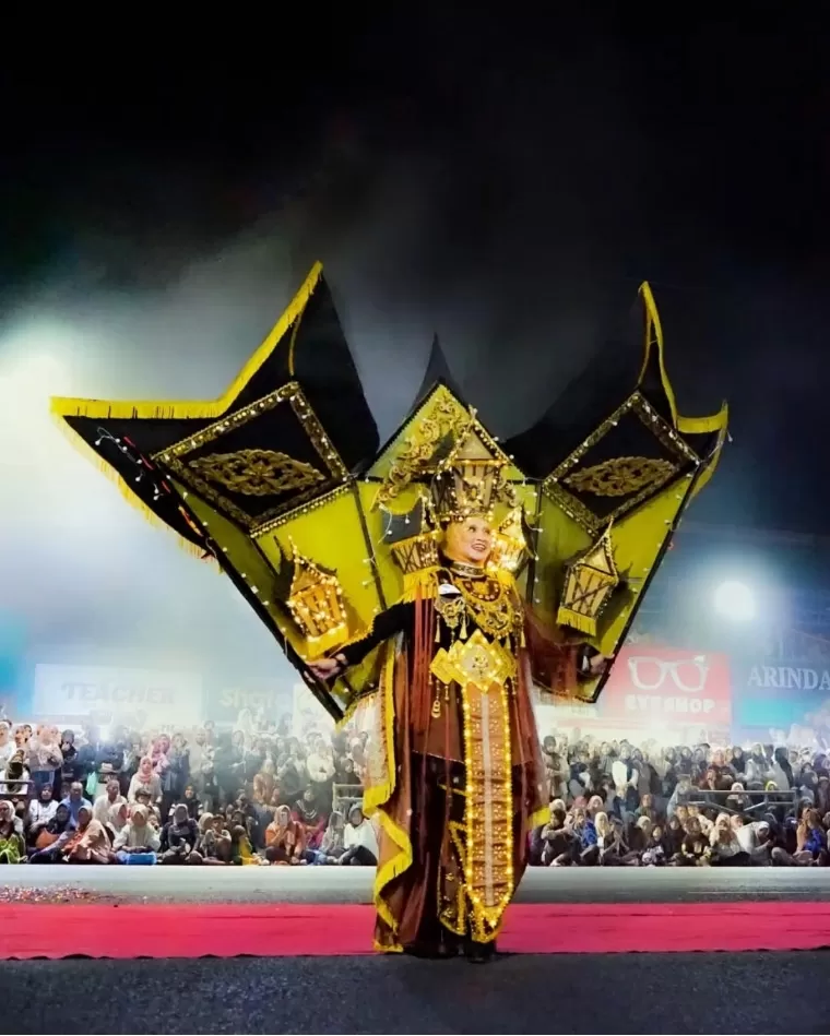 Karya desainer Berry Mirsha Kampung Adat Balai Kaliki mengantarkan Disparpora Kota Payakumbuh Juara Payakumbuh Fashion Carnaval, belum lama ini. IST
