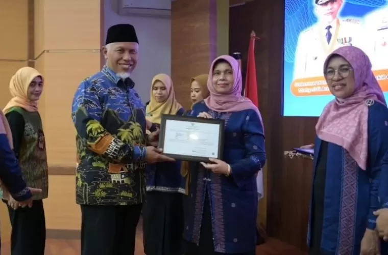 Gubernur Sumbar Mahyeldi serahkan sertifikat kelulusan bagi peserta PKN Tingkat II di Pemprov Sumbar, Sabtu (7/12/2024). IST