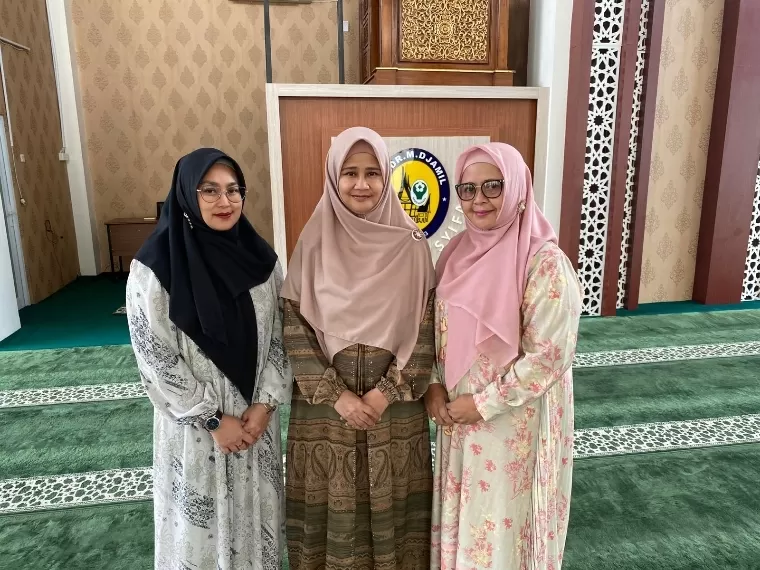 (ki-ka) Pengurus DWP RSUP Dr M Djamil Ny Susan Joko, Ketua DWP RSUP Dr M Djamil Ny Winanda Dovy, Ketua Pelaksana Ny Ernita Bestari. Humas RSUP Dr M Djamil