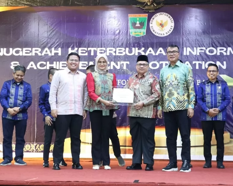 Ketua DPRD Sumbar Muhidi serahkan piagam peraih predikat Informatif kepada Plt Sekretaris DPRD Sumbar, Ismelda Jenreini, di Bukittinggi, Rabu malam (18/12/2024). IST