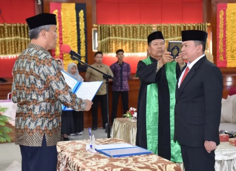 Pj Wali Kota Padang, Roberia saat melantik Mursalim sebagai Pj Sekko Pariaman yang baru, di Pariaman, Minggu (15/12/2024). IST