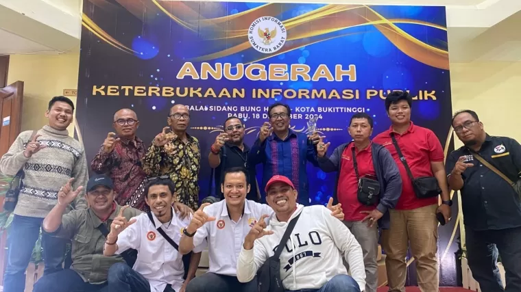 Novrianto menerima anugerah Achievement Motivation Person (AMP) dari Komisi Informasi (KI) Provinsi Sumbar, di Bukittinggi, Rabu (18/12/2024) malam. IST