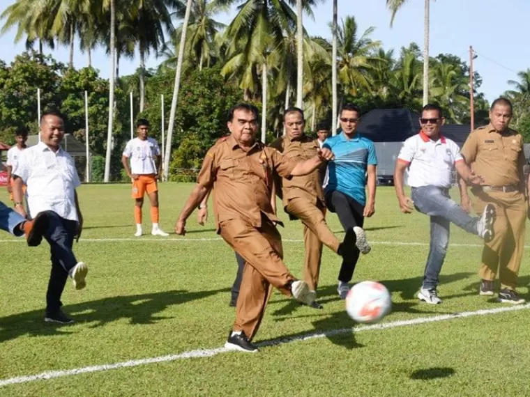 Kepala Dinas Disdikpora Kota Pariaman Kanderi lakukan tendangan pertama tanda dimulainya kejuaraan Piala Soeratin U-17 Provinsi Sumbar di Kota Pariaman, Senin (18/11/2024). IST