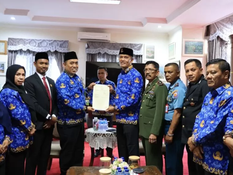 Kepala BPN Kota Pariaman, Muhammad Arief Sulaiman serahkan sertifikat aset pemko kepada Pj Wali Kota, Roberia, Jumat (29/11/2024).
