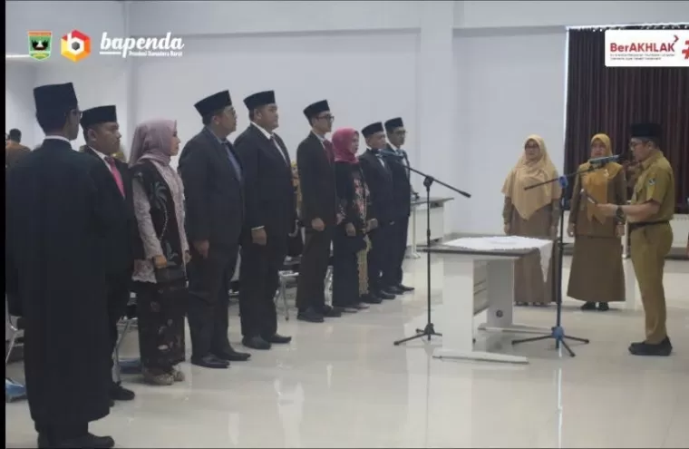 Asisten Administrasi dan Umum Setprov Sumbar, Andri Yulika lantik pejabat dilingkup Bapenda Sumbar, Selasa (3/12/2024). IST