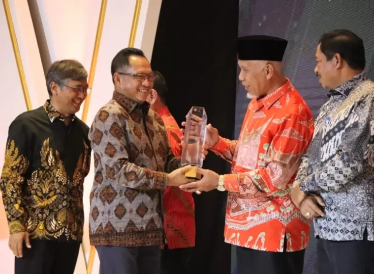 Gubernur Sumbar Mahyeldi terima penghargaan dari Mendagri Tito Karnavian, di Jakarta, Kamis malam (12/12/2024). IST