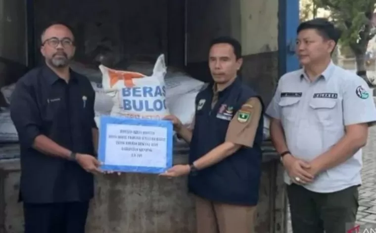 Pj Bupati Sijunjung, Maifrizon saat menerima bantuan beras dari Pemprov Sumbar untuk warga terdampak banjir di Kecamatan Sumpur Kudus, Kabupaten Sijunjung, Selasa (12/11/2024). IST