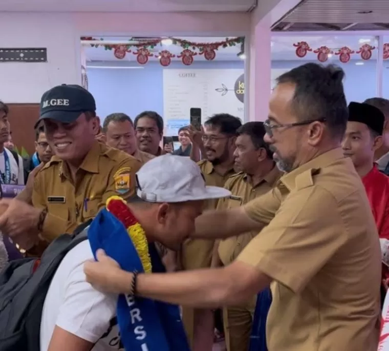 Kepala Dinas Pemuda dan Olahraga Sumbar, Maifrizon saat menyambut tim Persikopa Pariaman di BIM Padangpariaman, Senin (23/12/2024). IST