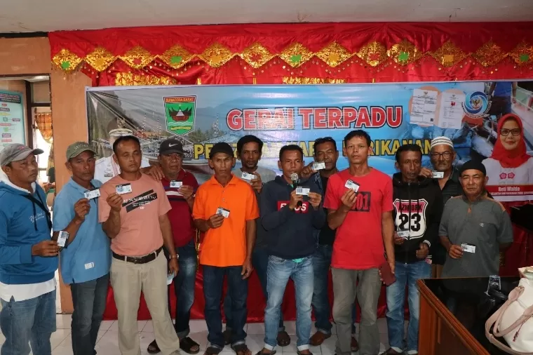 Nelayan memperlihatkan kartu perizinan kapal di Gerai Terpadu Perizinan Kapal. IST