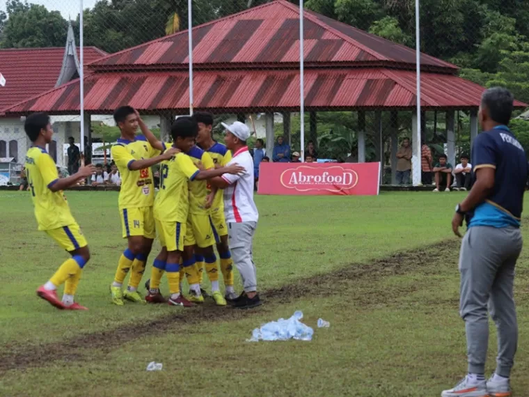 Pemain Persikopa merayakan kemenangan usai melawan Minang Sejagad FC, Jumat sore (22/11/2024). IST
