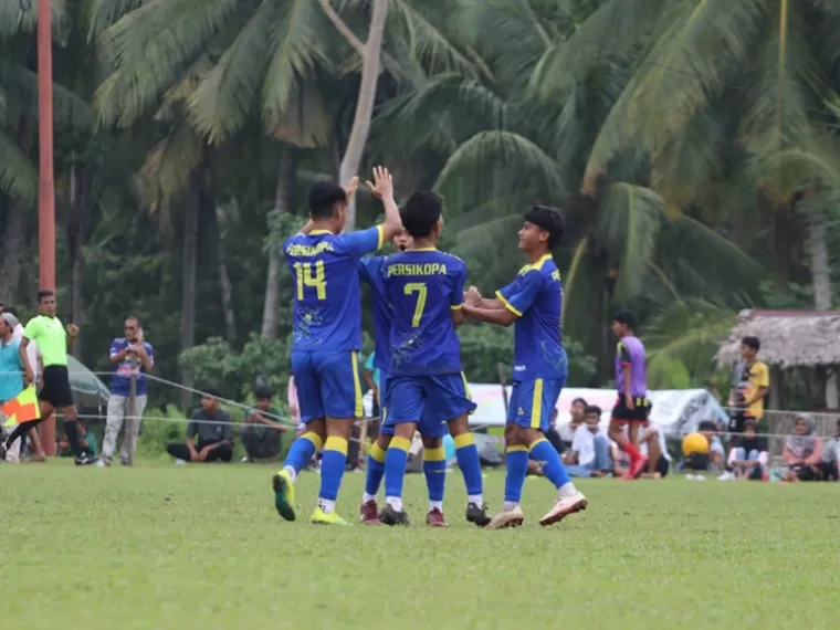 Pemain Persikopa Pariaman selebrasi setelah mencetak gol ke gawang Minang Sejagad FC Payakumbuh di partai semi final Piala Soeratin U-17 di Kota Pariaman, Sabtu sore (30/11/2024). IST