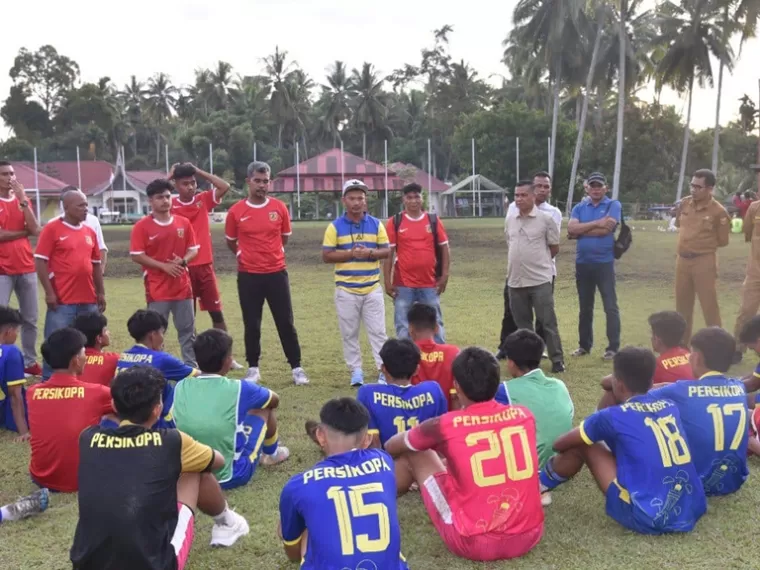 Pelatih Persikopa, Alan Martha berikan arahan pada anak asuhnya saat jelang memasuki babak kedua melawan Gilas PSBS Batusangkar, Senin sore (25/11/2024).  IST