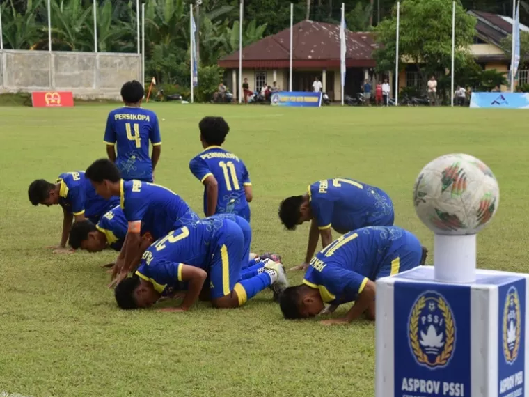 Pemain Persikopa Pariaman sujud syukur setelah menang melawan Arasko FC Padang dengan skor 4-0 pada laga pertama Piala Soeratin U-17 di Pariaman, Selasa sore (19/11/2024). IST