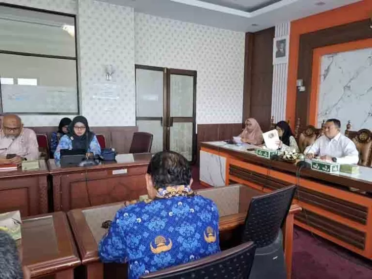 Pj Sekko Pariaman, Mursalim saat pimpin rapat fasilitasi penyusunan program pembangunan dengan para OPD, Kamis siang (19/12/2024). IST