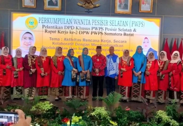 Pj Sekprov Sumbar, Yozarwardi Usama Putra bersama pengurus baru DPD PWPS Sumbar, di Padang, Minggu (8/12/2024). IST