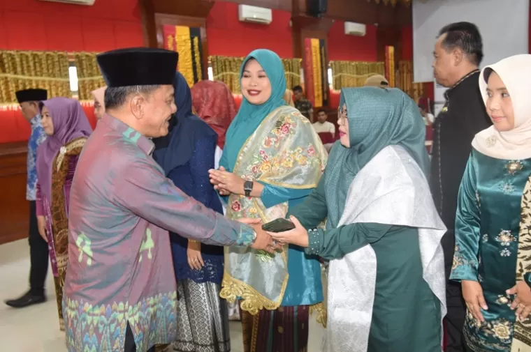 Pj Sekko Pariaman Yaminu Rizal berikan ucapan selamat kepada 14 orang kepala sekolah yang baru di lingkup Pemko Pariaman, Jumat (15/11/2024). IST