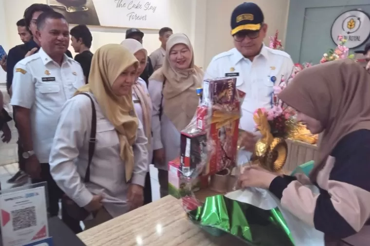 Pj Wali Kota Padang, Andree Algamar bersama BBPOM Padang saat cek makanan kadaluarsa di salah satu supermarket di Padang, Rabu (18/12/2024). (dok : arunala.com)