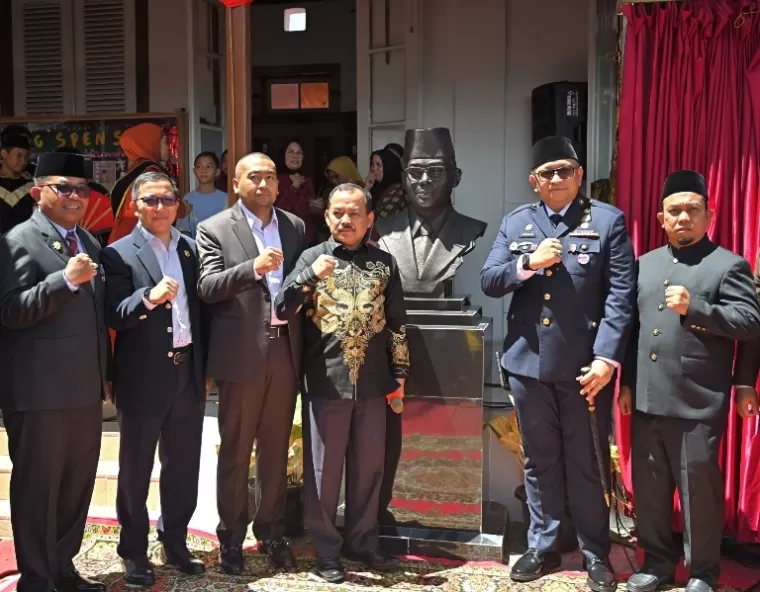 Plt Gubernur Sumbar Audy Joinaldy, meresmikan Patung dan Relief Perjuangan Bung Hatta serta Monumen Garuda Pramuka di Kompleks SMPN 1 Padang, Minggu, (10/11/2024). IST