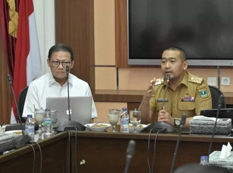 Plt Gubernur Sumbar Audy Joinaldy Audy menggelar rapat mendadak dengan BNPB dan instansi terkait di Istana Gubernuran, Kamis (7/11/2024). IST