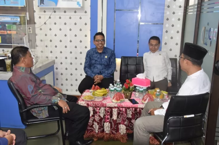 Pj Sekko Pariaman, Yaminu Rizal saat menyambut kedatangan tim visitasi dari KI Sumbar, Jumat (15/11/2024). IST