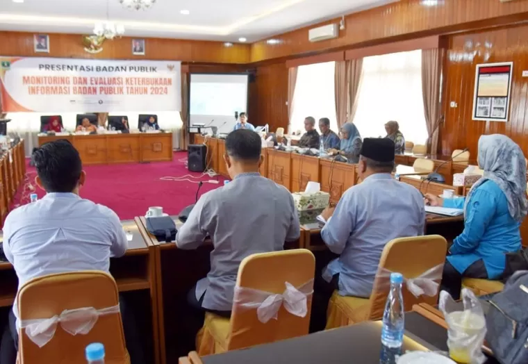 PPID Kota Pariaman presentasikan pengelolaan badan publik di kota itu kepada tim panelis dari KI Sumbar, Jumat sore (6/12/2024). IST