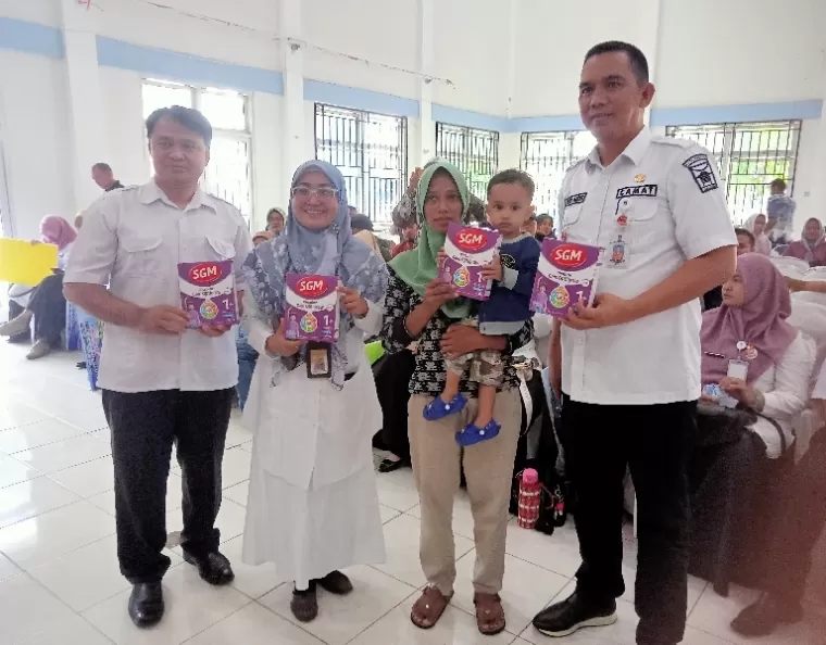 Camat Lubeg Andi Amir bersama Kepala Puskesmas Lubeg dr Sari Ramadhani serahkan PMT kepada keluarga potensi stunting, Rabu (11/12/2024). (dok : arunala.com)