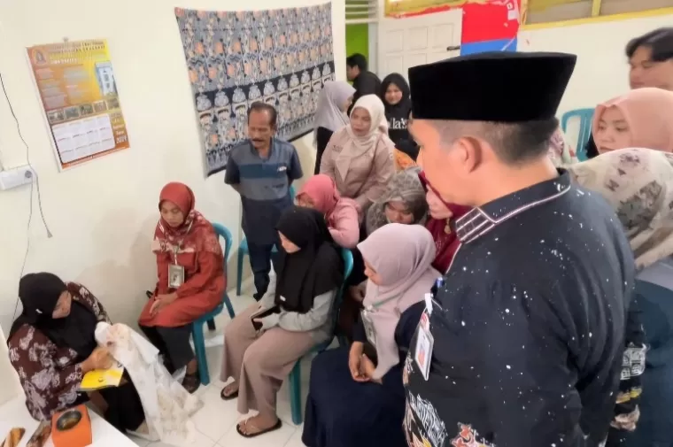 Camat Lubeg, Andi Amir saksikan pelatihan membatik warga Kelurahan Pampangan Nan XX, Jumat (13/12/2024). IST