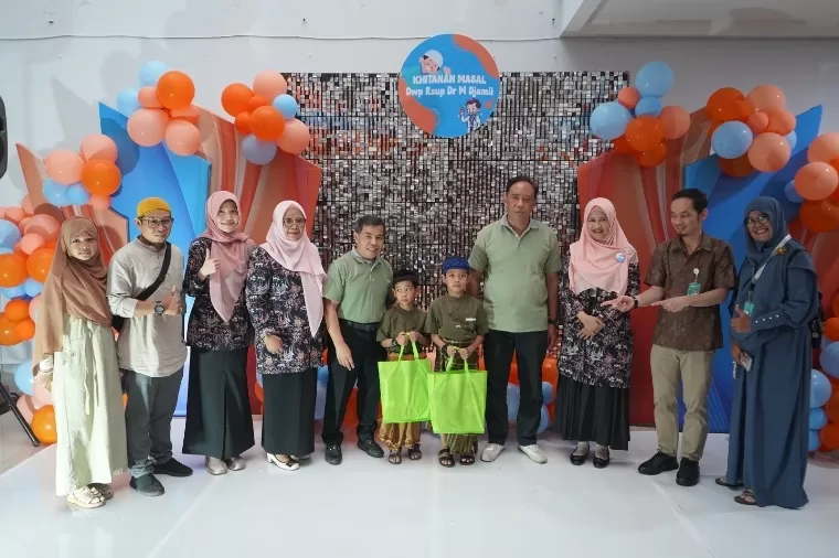 Anak-anak usai khitan foto bersama dengan direksi RSUP Dr M Djamil dan pengurus DWP RSUP Dr M Djamil, Minggu (22/12/2024). Humas RSUP Dr M Djamil