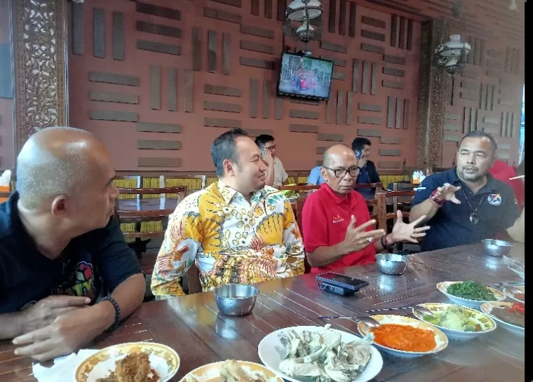 Anggota Komisi II DPR RI, Rahmat Saleh saat mendengarkan aspirasi dari PJKIP Sumbar soal reward bagi badan publik yang raih predikat Informatif, di Bukittinggi, Rabu sore (18/12/2024). (dok : arunala.com)