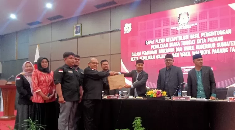 Penyerahan hasil rekap penghitungan suara dari PPK sebelum penetapan hasil tingkat kota oleh KPU Kota Padang, Jumat (6/12/2024). (dok : arunala.com)