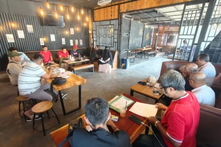 Pengurus dan anggota PJKIP Sumbar sedang gelar rapat kerja penyempurnaan AD/ART organisasi di Padang, Sabtu (21/12/2024). IST