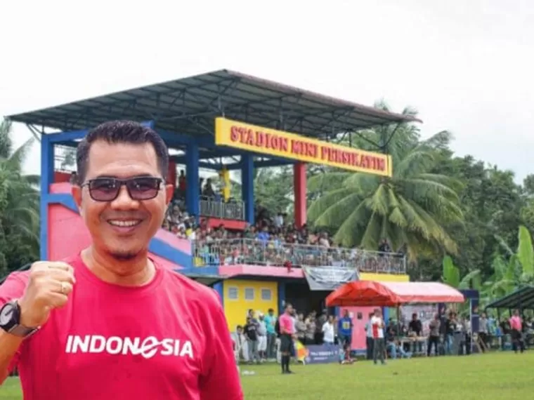 Ketua Panitia Pelaksana, Riky Falantino dengan latar belakang stadion tempat kompetisi Piala Soeratin U17 Sumbar Tahun 2024 digelar. IST